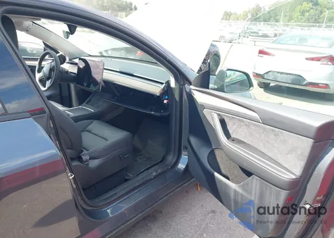 2023 Tesla Model Y Awd/Long Range Dual Motor All-Wheel Drive z USA, uszkodzony, nr VIN 7SAYGDEE4PA207528